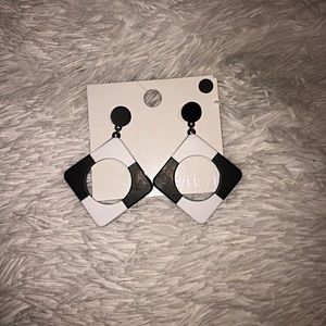 NEW Black and white fashion earings